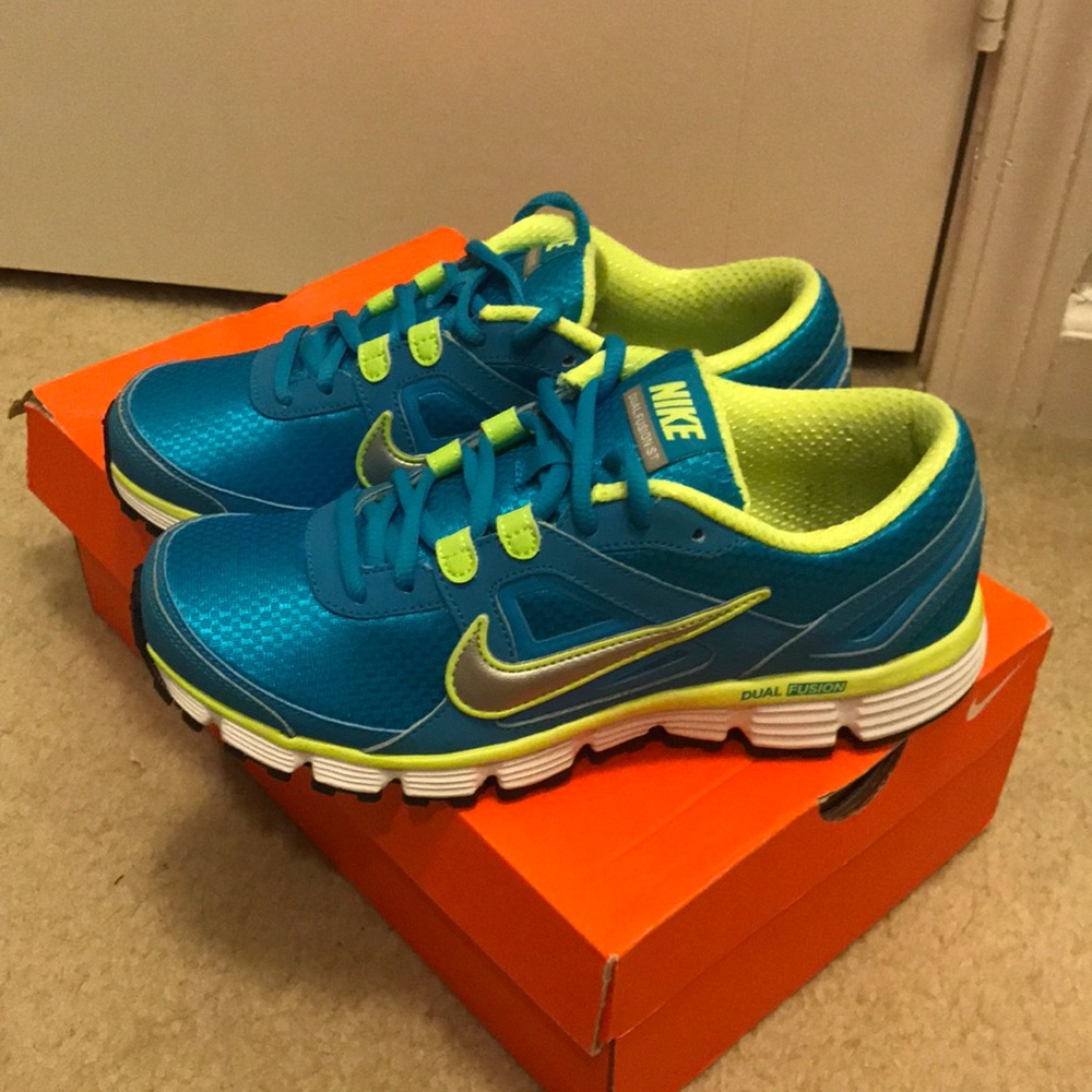 Nike Dual Fusion Sneakers